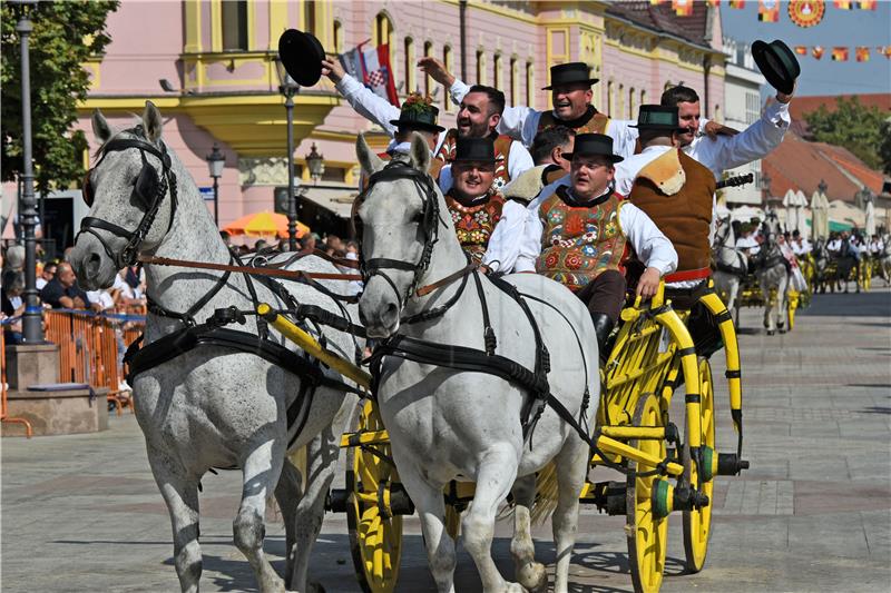 Svečanim mimohodom završile 55. vinkovačke jeseni