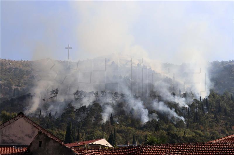 BiH: Gasitelji nakon 18 sati uspjeli ugasiti požar iznad Mostara