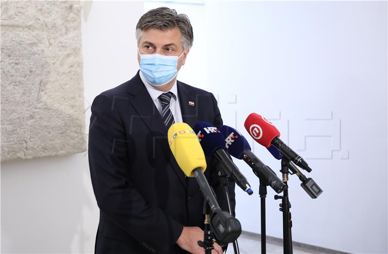 Plenković novinarima: Mislite li da sam oduševljen što su ministri išli u ‘klub’? 