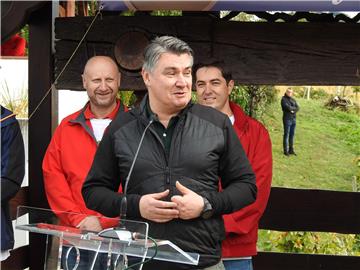 Pregrada: Milanović na manifestaciji „Branje grojzdja” 