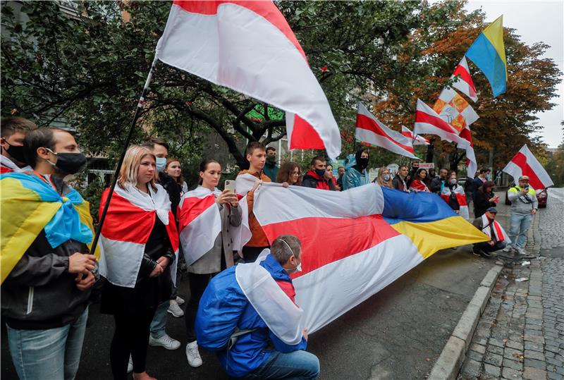 Deseci tisuća Bjelorusa protiv Lukašenka na "narodnoj inauguraciji"  