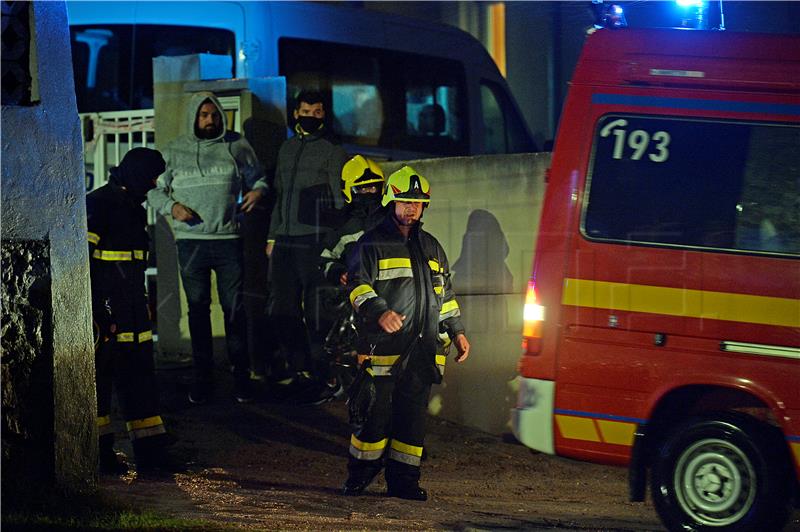 Dugi Rat: Dvoje smrtno stradalih u požaru u staračkom domu