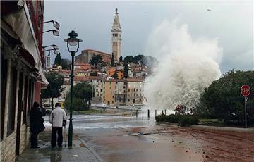 Olujni vjetar  i nevrijeme zahvatilo noćas Istarsku županiju