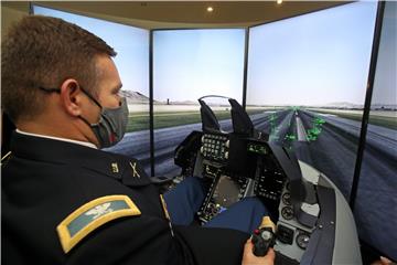 Kohorst posjetio simulator zrakoplova F-16 na FSB