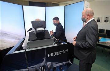 Kohorst posjetio simulator zrakoplova F-16 na FSB