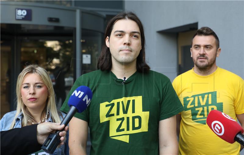 Živi zid istovario kombi pun soli ispred Ministarstva gospodarstva