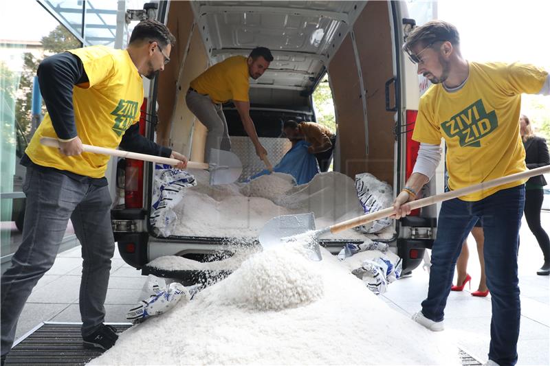 Živi zid istovario kombi pun soli ispred Ministarstva gospodarstva