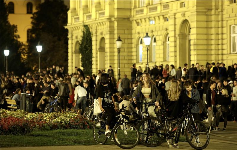 Noćno druženje ispred HNK