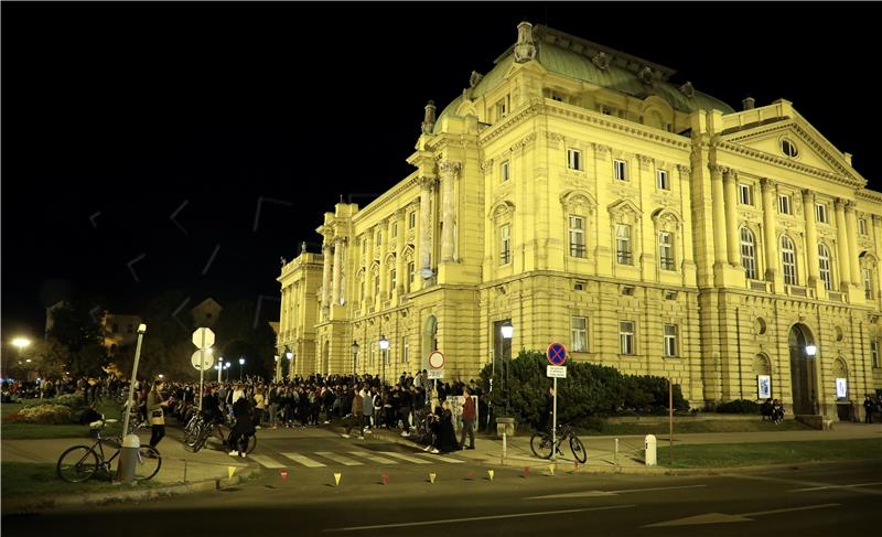 Noćno druženje ispred HNK