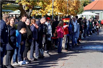 Protivnici maski formirali ljudski lanac na njemačko-švicarskoj granici 