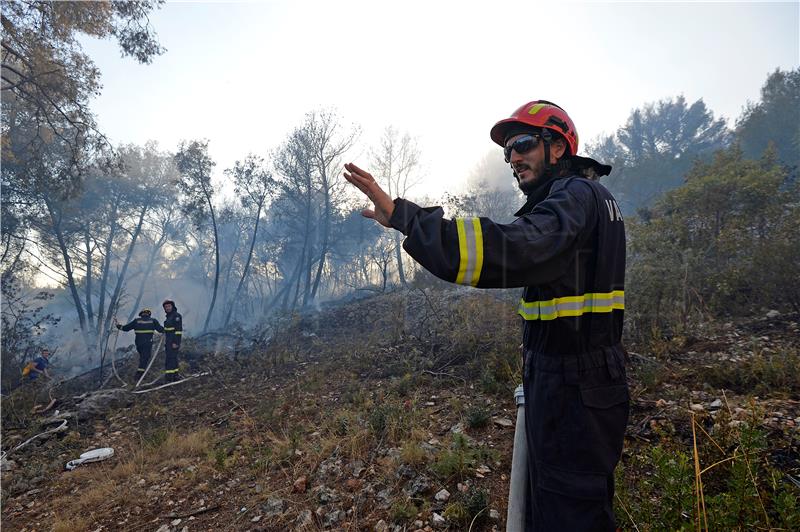 Požar u Lokvi Rogoznici kod Omiša  stavljen pod nadzor