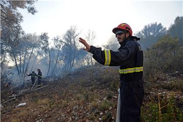 Požar u Lokvi Rogoznici kod Omiša  stavljen pod nadzor