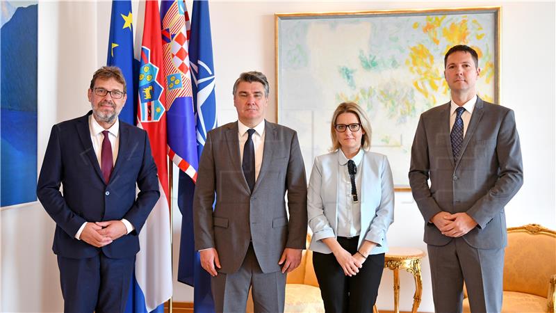 Milanovic meets with Croat reps from Serbia, says is willing to visit them