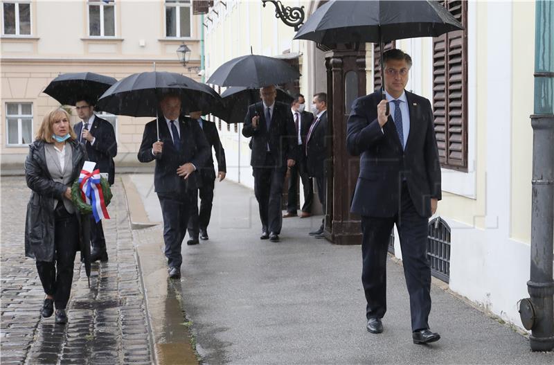 Plenković položio vijenac na spomen-ploču za poginule u raketiranju Zagreba 