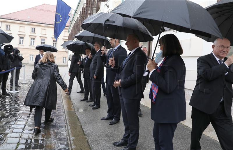 PM places laurel wreath on anniversary of shelling of gov't building