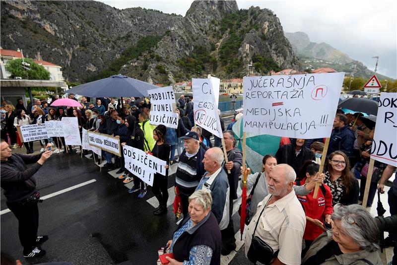 Desetominutna prosvjedna blokada na Jadranskoj magistrali na ulazu u Omiš