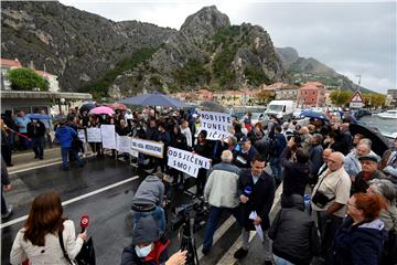 Desetominutna prosvjedna blokada na Jadranskoj magistrali na ulazu u Omiš