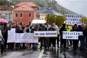 Desetominutna prosvjedna blokada na Jadranskoj magistrali na ulazu u Omiš