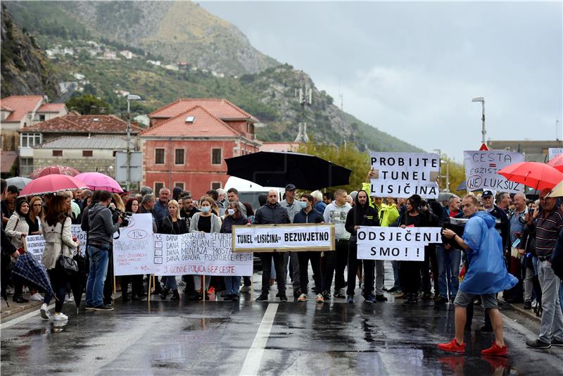 Desetominutna prosvjedna blokada na Jadranskoj magistrali na ulazu u Omiš