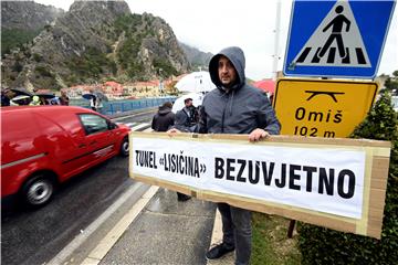 Desetominutna prosvjedna blokada na Jadranskoj magistrali na ulazu u Omiš