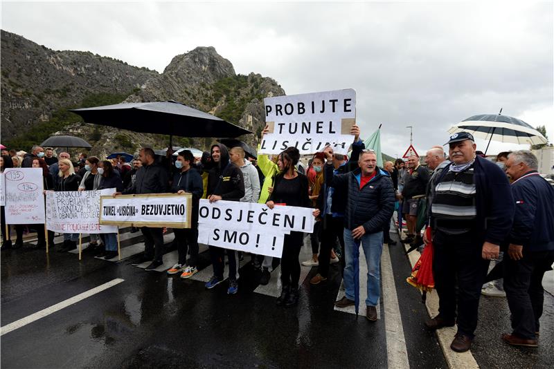 Desetominutna prosvjedna blokada na Jadranskoj magistrali na ulazu u Omiš