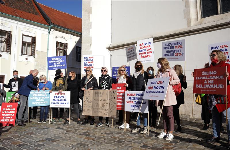 Frizeri prosvjedom na Markovom trgu zatražili smanjenje PDV-a s 25 na 13 posto