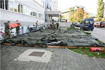 Hrvatska vojska postavlja šatore ispred KBC-a Zagreb