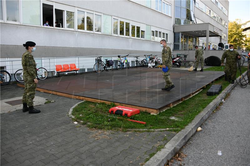 Hrvatska vojska postavlja šatore ispred KBC-a Zagreb