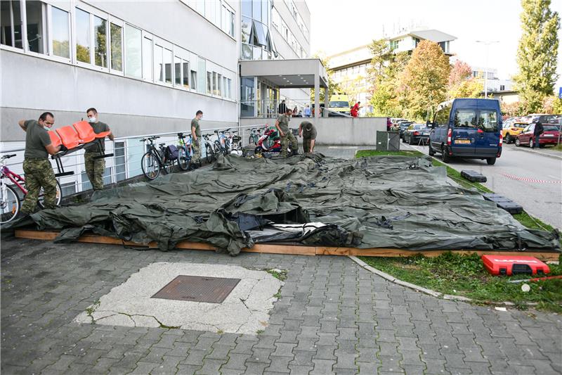 Hrvatska vojska postavlja šatore ispred KBC-a Zagreb