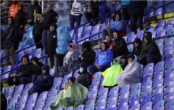 Prolom oblaka i derutan stadion otjerali navijače