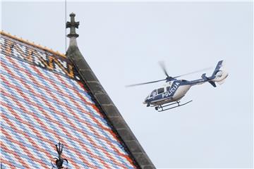 Premijer pred Vladom dok traje potraga za napadačem na policajca