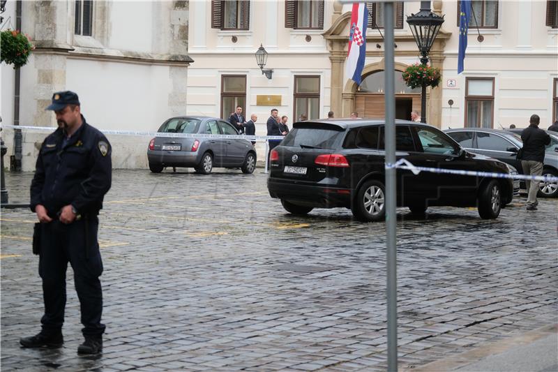 Premijer pred Vladom dok traje potraga za napadačem na policajca