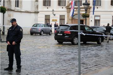 Premijer pred Vladom dok traje potraga za napadačem na policajca