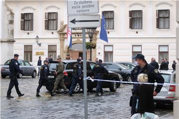 Premijer pred Vladom dok traje potraga za napadačem na policajca