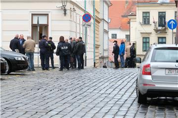 Premijer pred Vladom dok traje potraga za napadačem na policajca