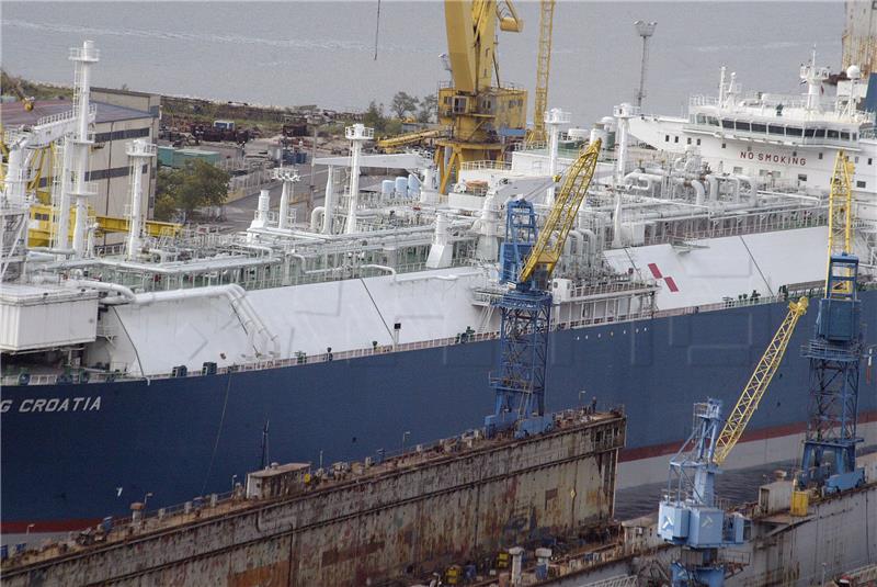 Rijeka: Brod "LNG Croatia" otegljen u Brodogradilište Viktor Lenac