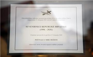 Vlasinici suvenirnica zapalili svijeće i postavili osmrtnice na prodavaonice