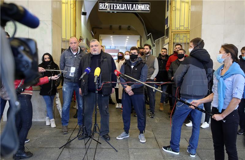 Vlasinici suvenirnica zapalili svijeće i postavili osmrtnice na prodavaonice