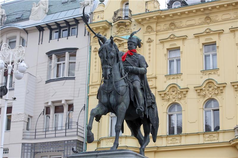 Vezivanje kravata na četrdesetak zagrebačkih spomenika - ban Jelačić