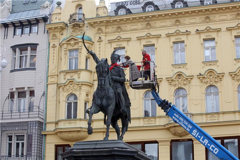 Vezivanje kravata na četrdesetak zagrebačkih spomenika - ban Jelačić