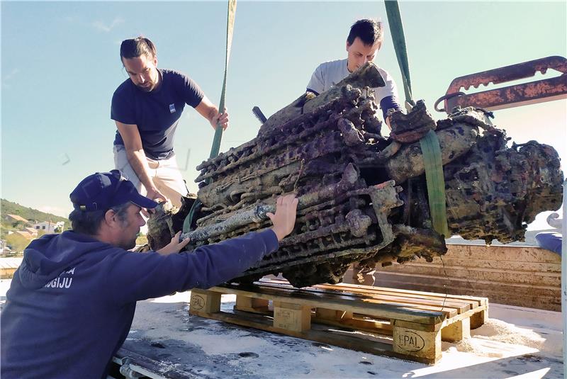 Arheolozi s morskoga dna kod otoka Rivnja izvadili avionski motor