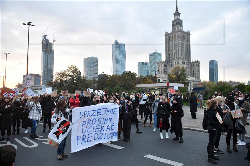 Zagovornici prava na pobačaj blokirali ulice u Poljskoj