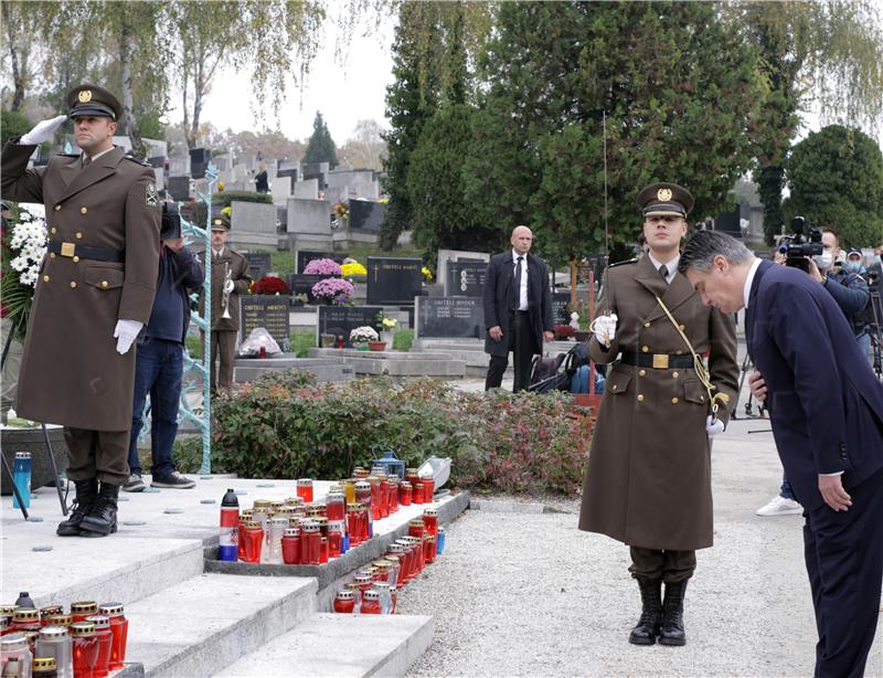 Milanović položio vijenac i zapalio svijeću kod Središnjeg križa