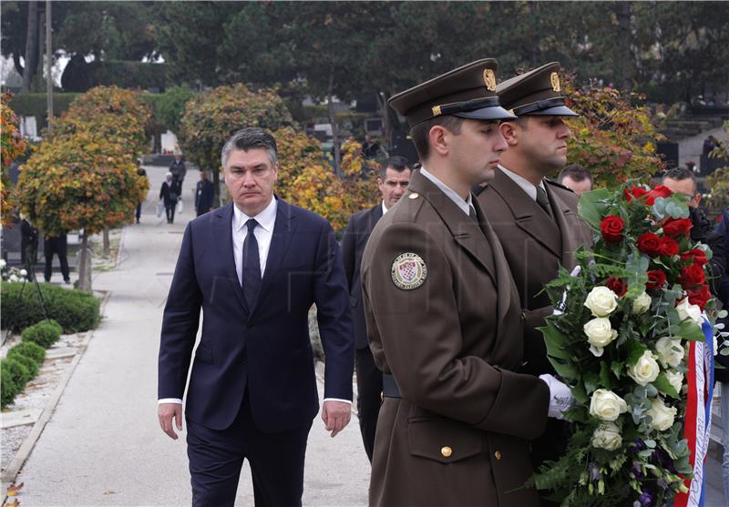 Milanović položio vijenac i zapalio svijeću kod Središnjeg križa