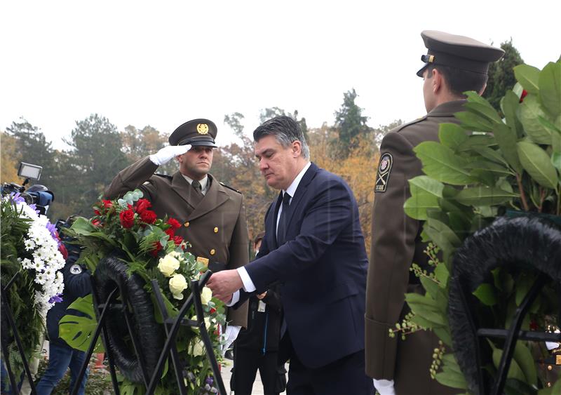 Milanović položio vijenac i zapalio svijeću kod Središnjeg križa