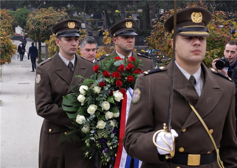 Milanović položio vijenac i zapalio svijeću kod Središnjeg križa