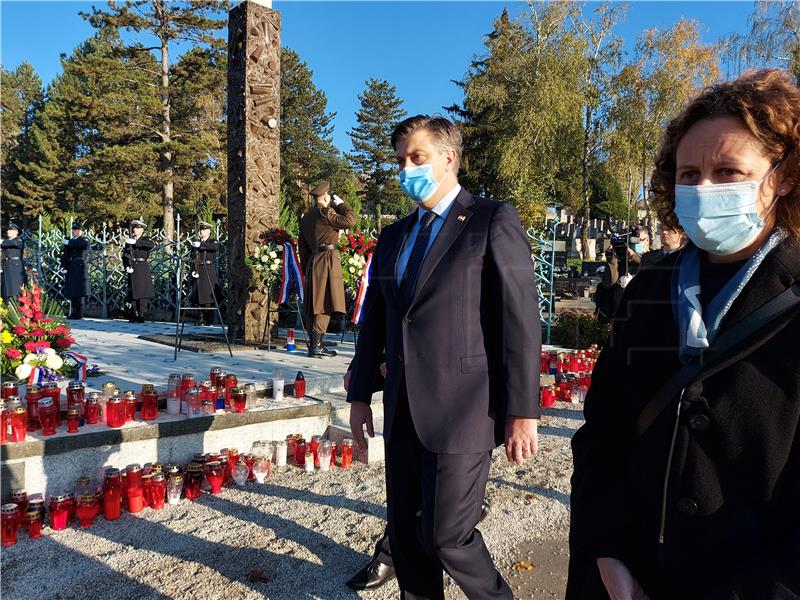 Premijer Plenković položio vijenac i zapalio svijeću kod Središnjeg križa