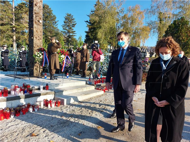 Premijer Plenković položio vijenac i zapalio svijeću kod Središnjeg križa