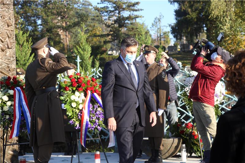 Premijer Plenković položio vijence i zapalio svijeće na Mirogoju