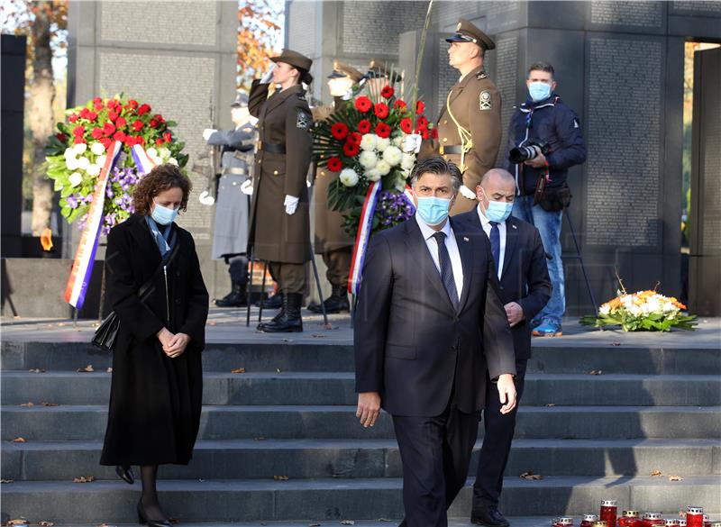 Premijer Plenković položio vijence i zapalio svijeće na Mirogoju